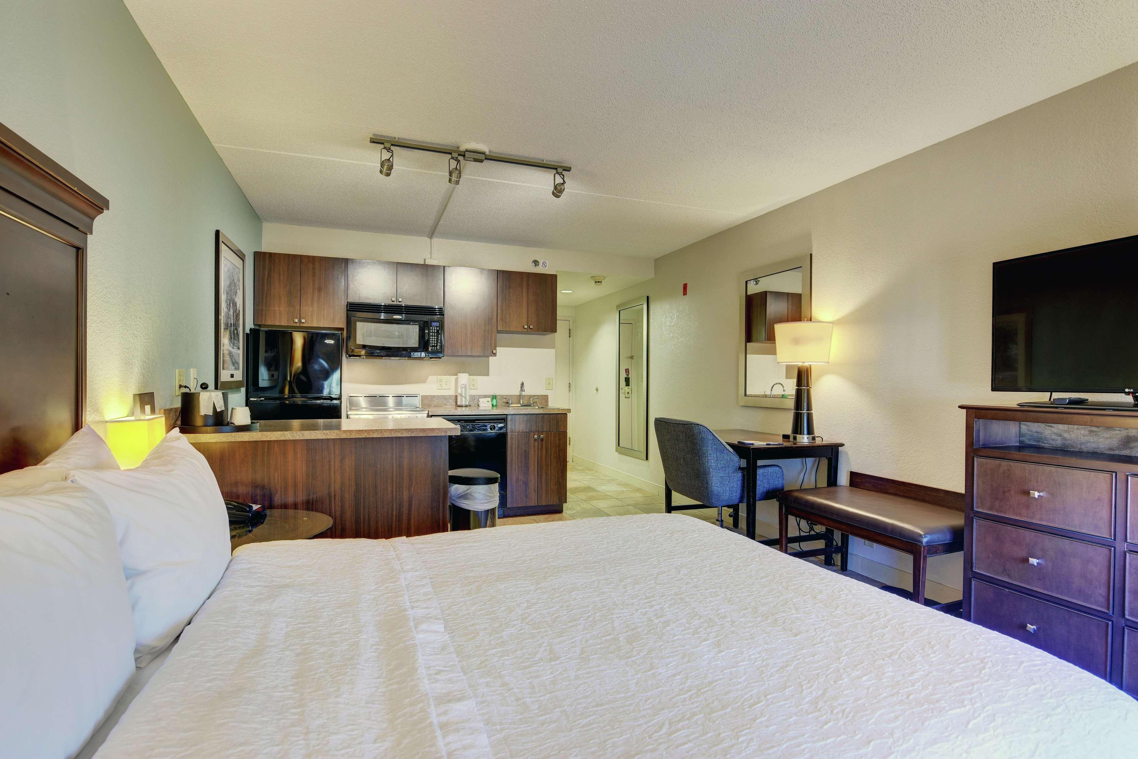 Hampton Inn Portsmouth Central Экстерьер фото