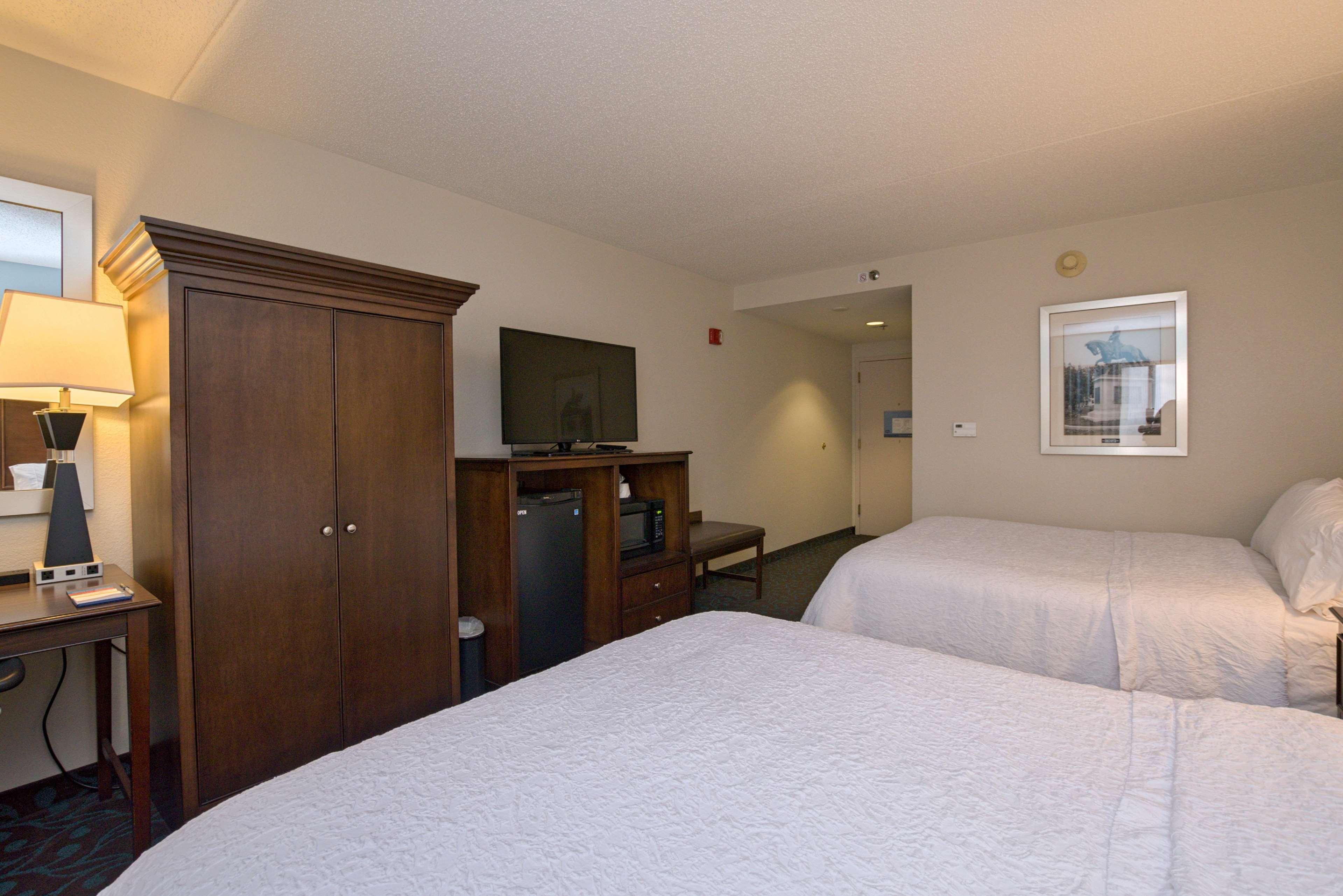 Hampton Inn Portsmouth Central Экстерьер фото