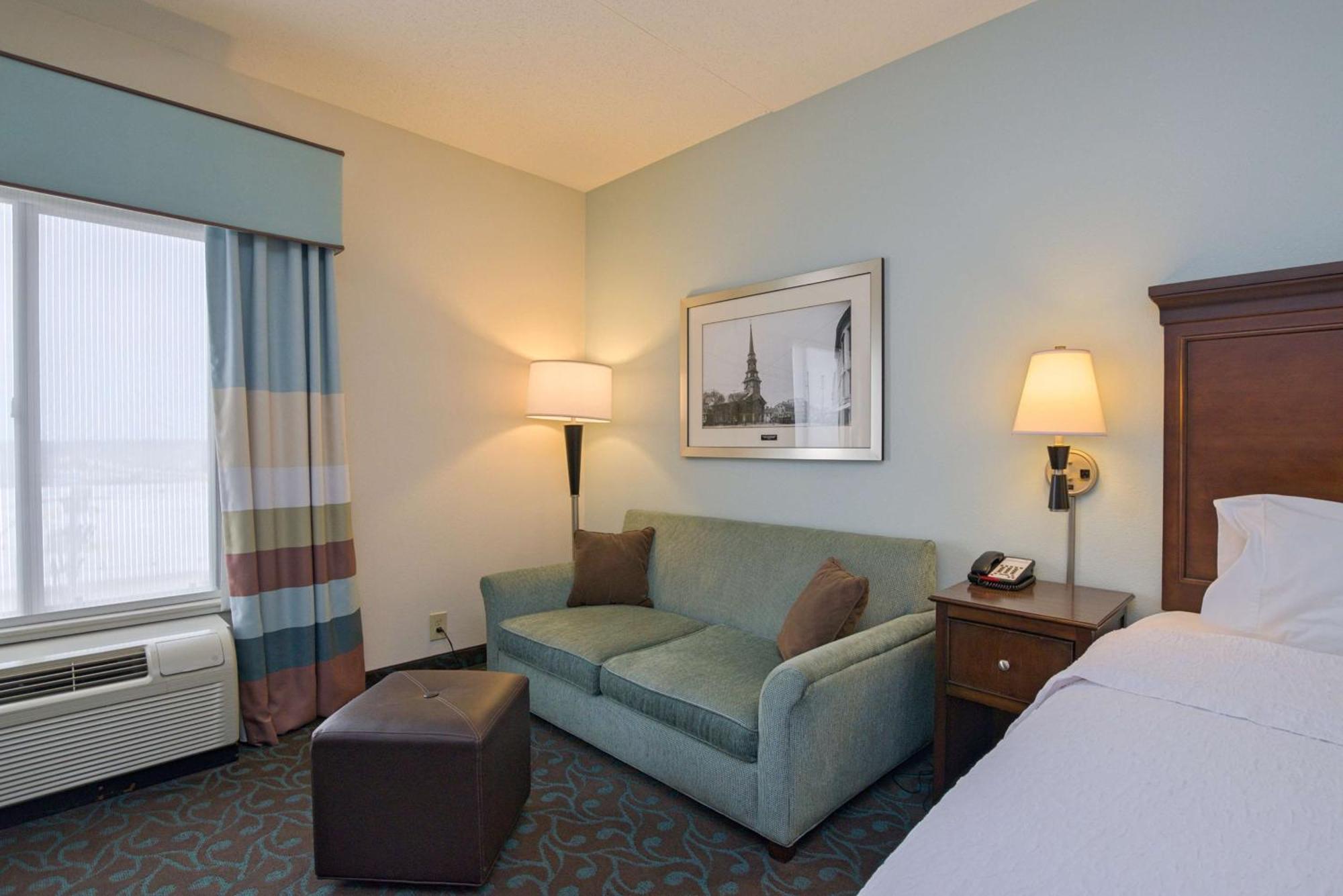 Hampton Inn Portsmouth Central Экстерьер фото