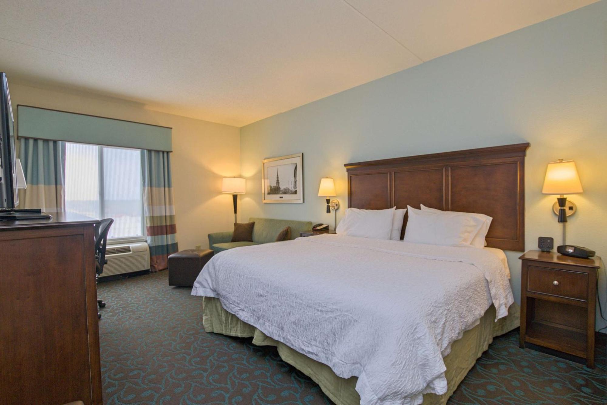 Hampton Inn Portsmouth Central Экстерьер фото