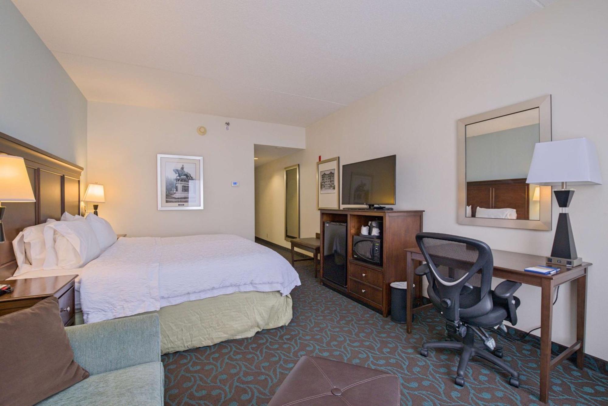 Hampton Inn Portsmouth Central Экстерьер фото